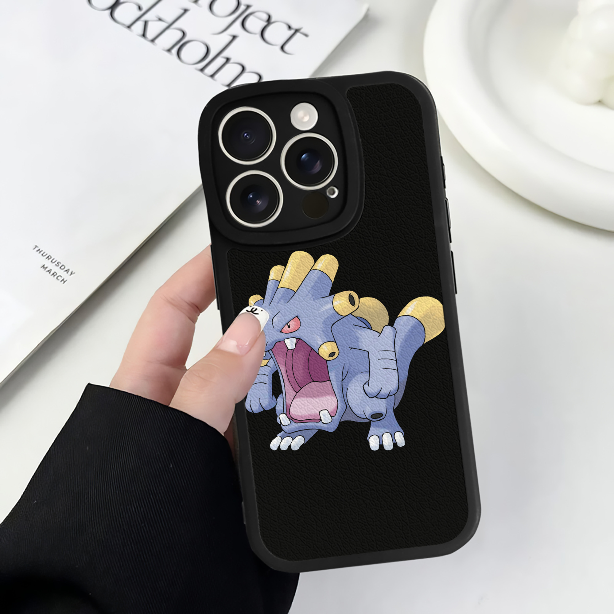 （画像用） ポケットモンスター Pokémon 【iPhone 16シリーズ対応】シリコンスマホケース（レザー調） 材質：シリコン